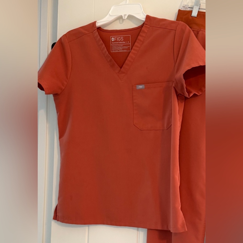 Figs Terracotta V-Neck Scrub Top Small